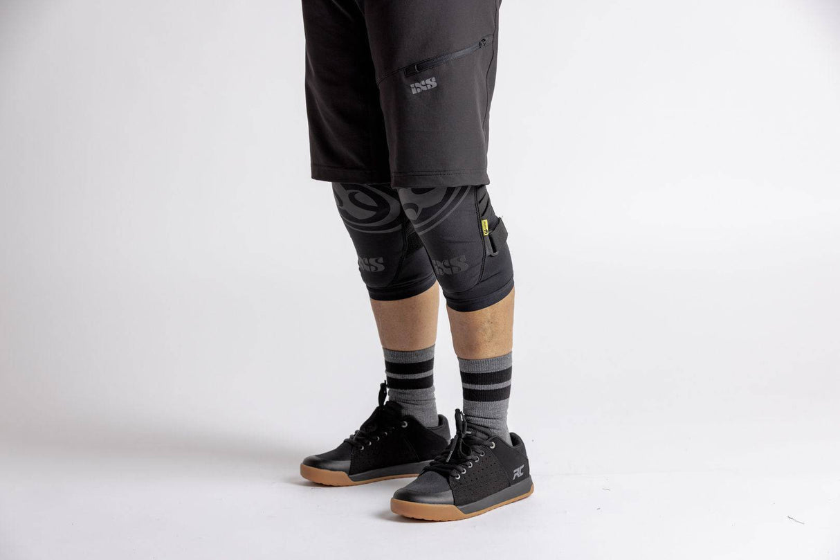 iXSiXS-Women' s Carve Hip-Hugger Shorts schwarz