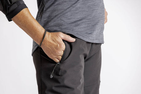 iXSiXS-Women' s Carve Hip-Hugger Shorts schwarz